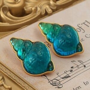 18K GP  Vintage Shell 🐚 Vintage Ear Clip Earrings